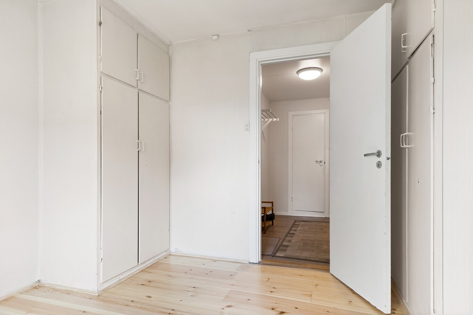 Rommet har også veggskap Galleribilde