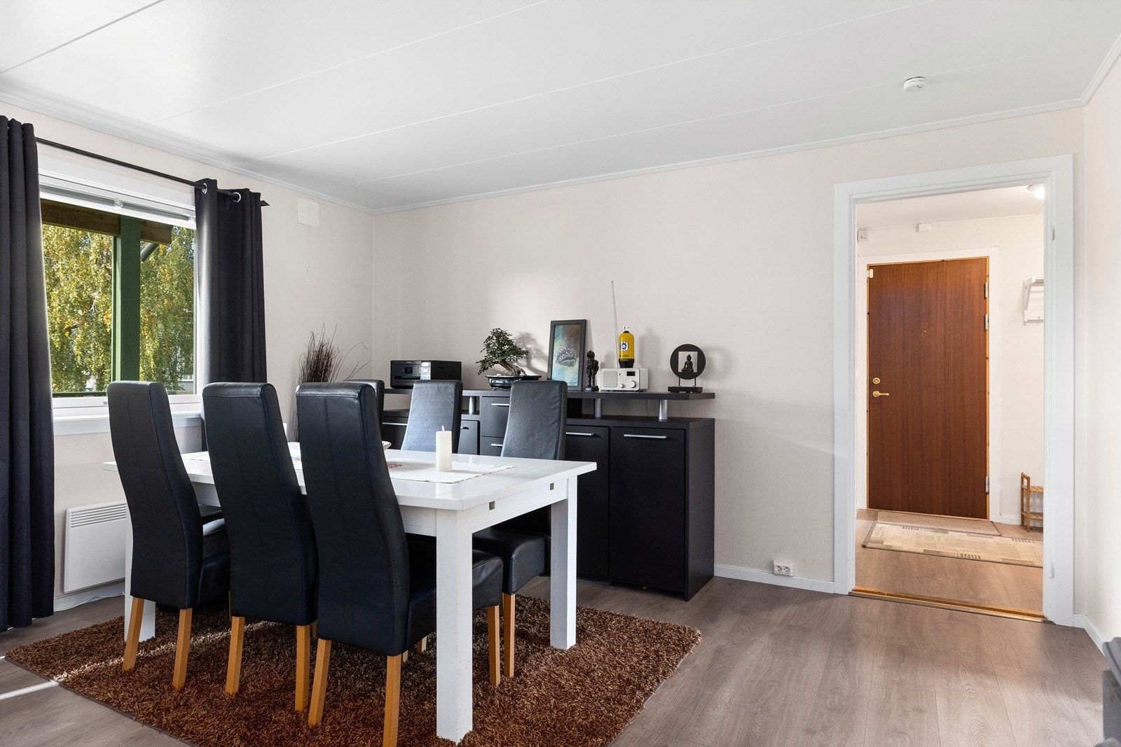 Boligen har naturlig ventilasjon via luftespalter i yttervegger Galleribilde