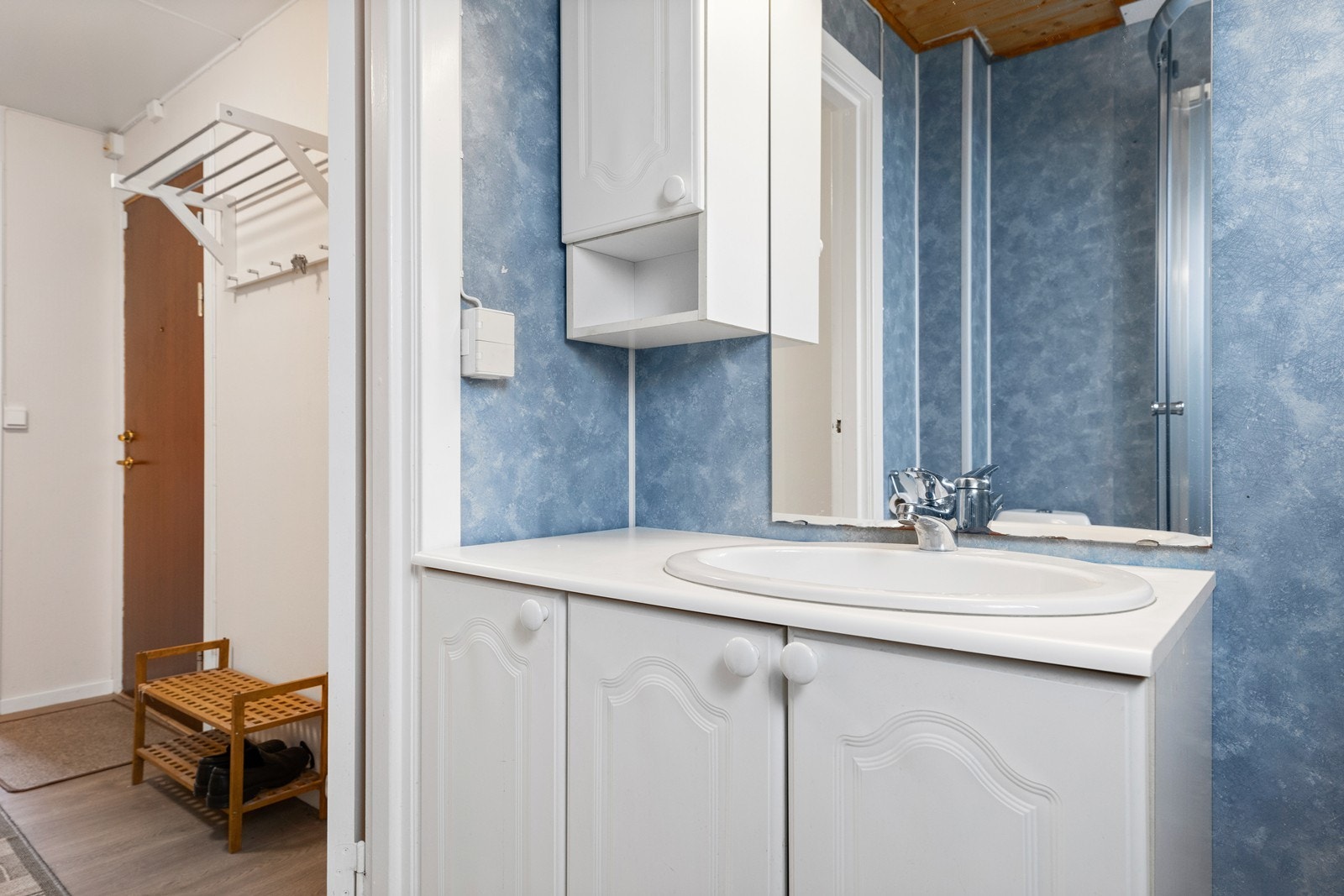 Rommet har innredning med nedfelt servant, toalett og dusjkabinett Galleribilde