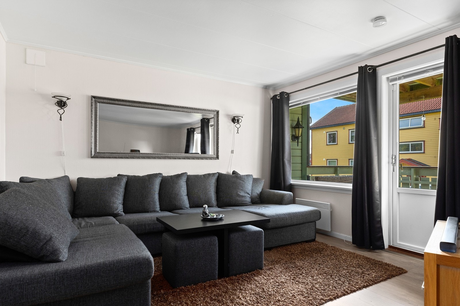 Fra stuen er det utgang til terrassen Galleribilde