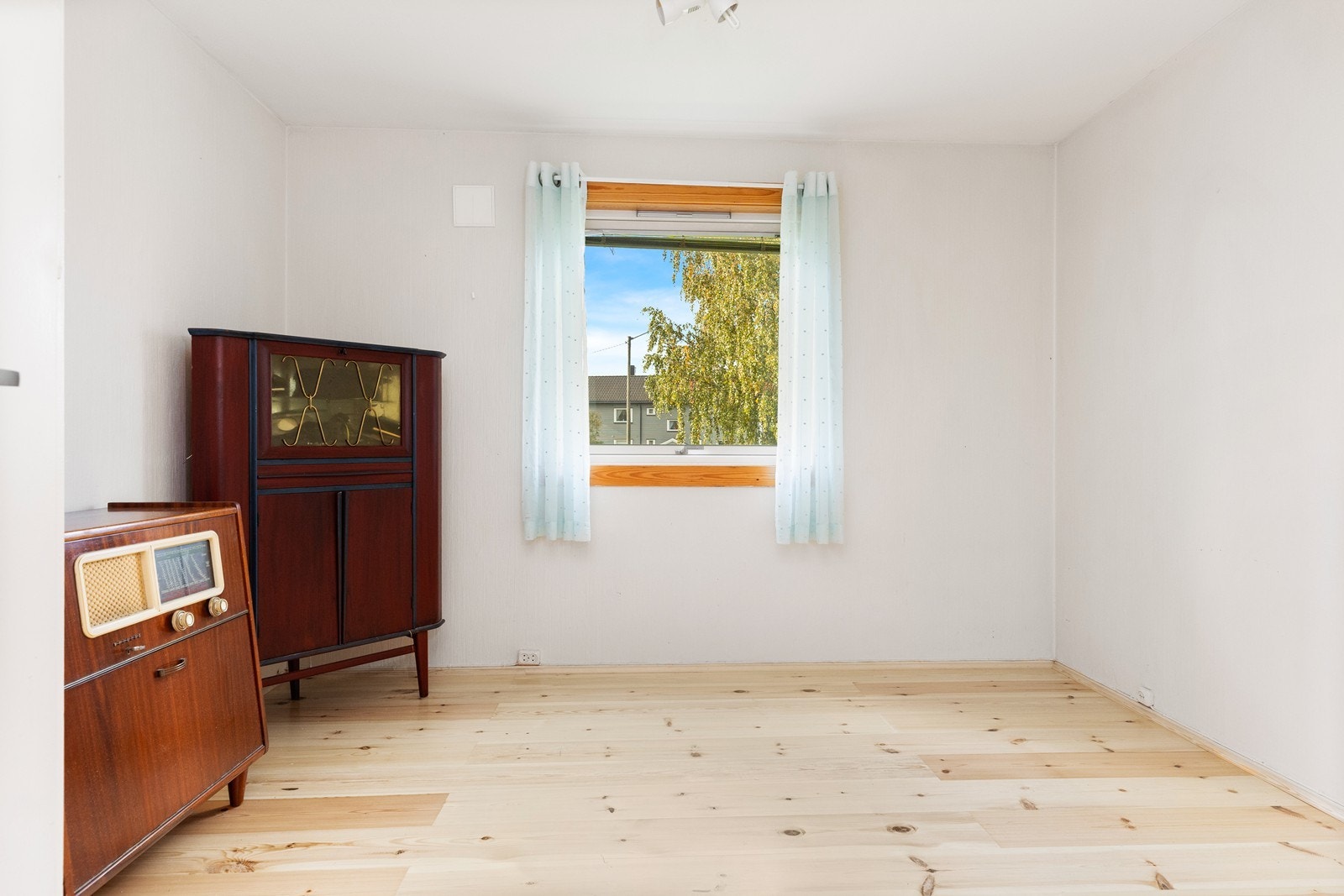 Soverom 1 med god plass til dobbeltseng Galleribilde