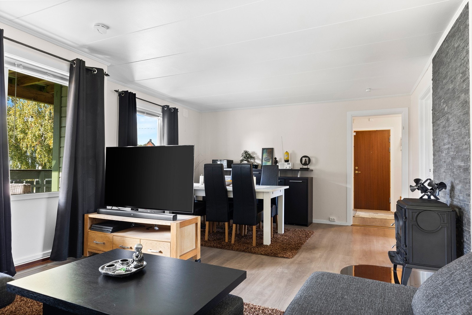 Stuen har god plass til både sofa- og spisegruppe Galleribilde