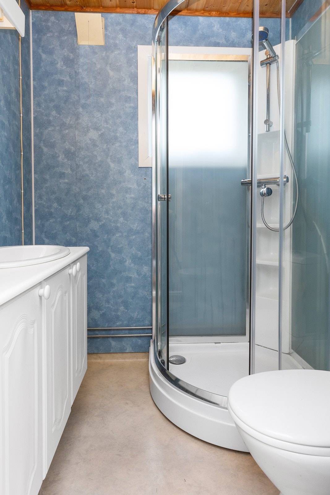 Badet har baderomsplater på vegger og vinylbelegg på gulv Galleribilde