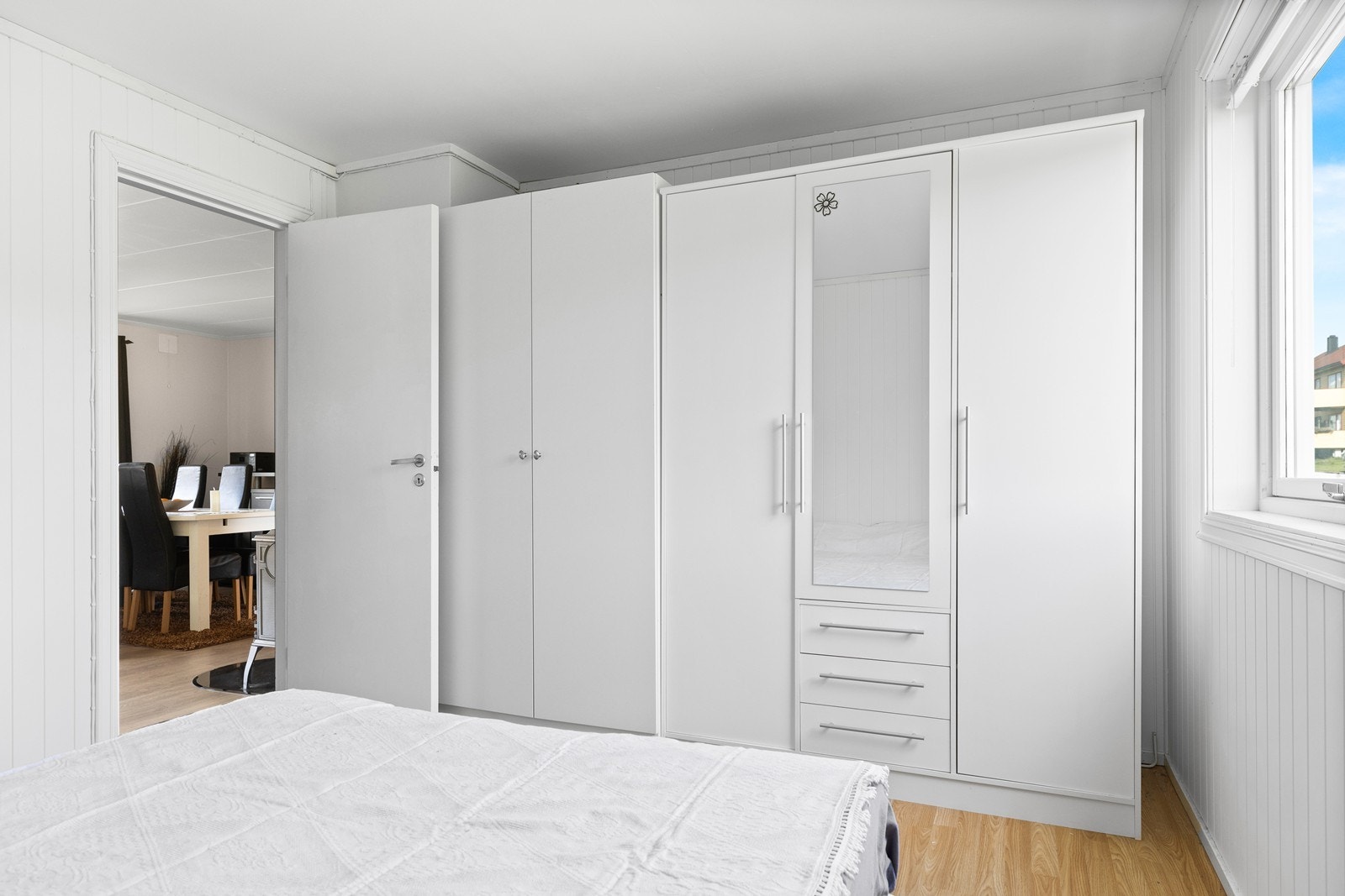 Her er det satt inn en romslig skyvedørsgarderobe Galleribilde