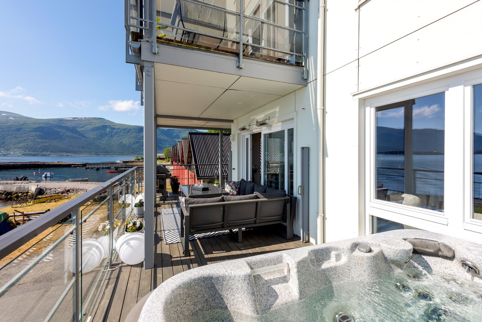 Romslig og dels overbygget terrasse
(Jacuvzzi medfølger ikke) Galleribilde