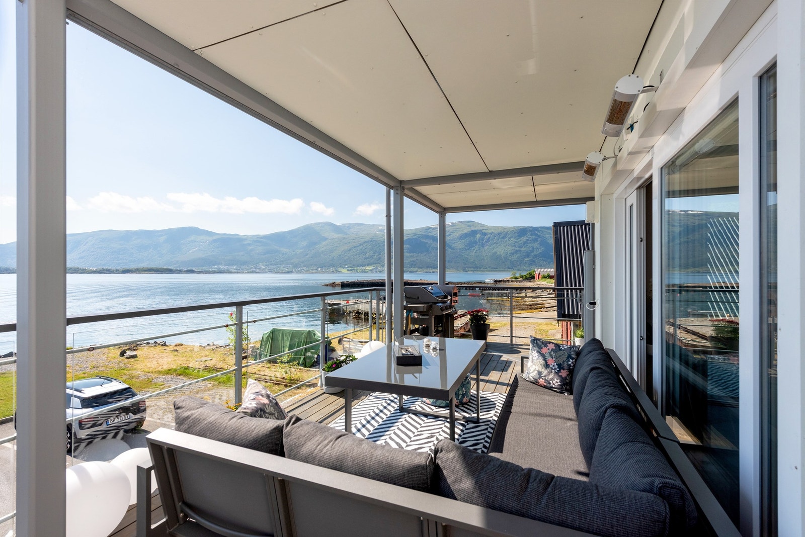 Terrassen er romslig og har god plass til sittegruppe Galleribilde