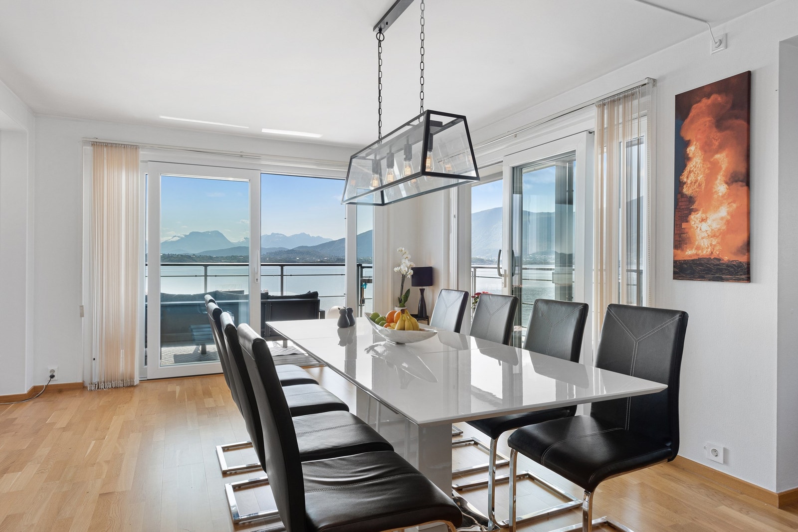 Fra spisestuen er det skyvedør ut til terrasse mot syd og øst Galleribilde