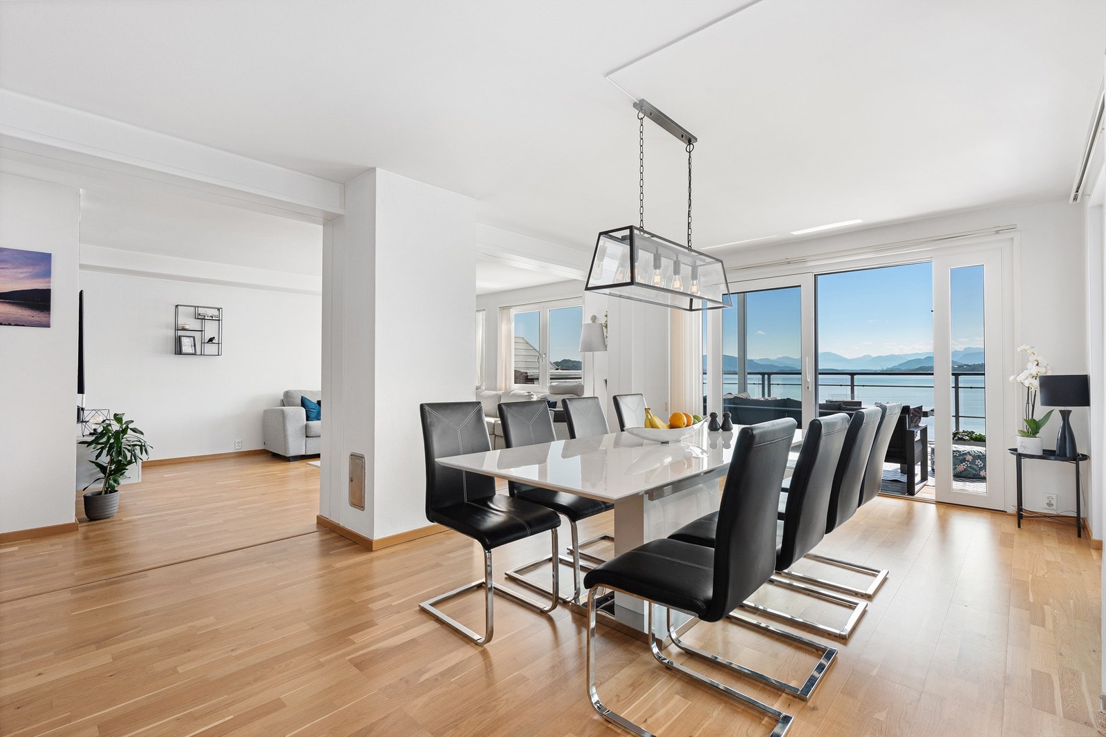 Fra spisestuen er det flott utsikt og godt med lysinnslipp Galleribilde