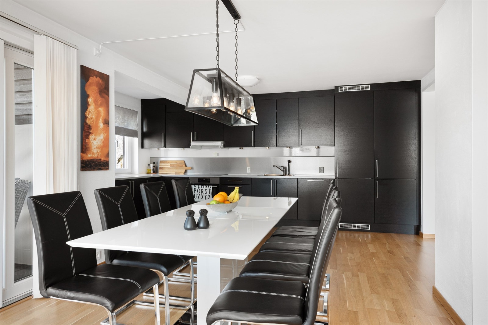 Spisestue og kjøkken Galleribilde