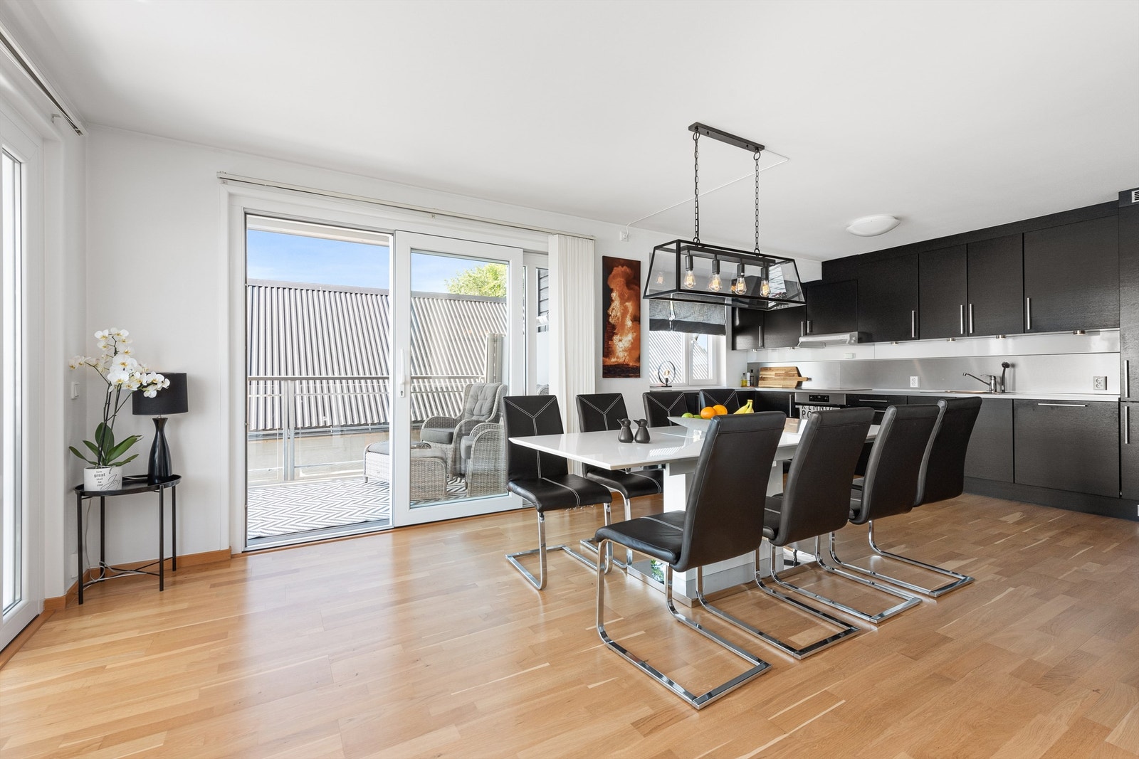 Det er god plass til stor spisestue i tilknytning til kjøkken Galleribilde