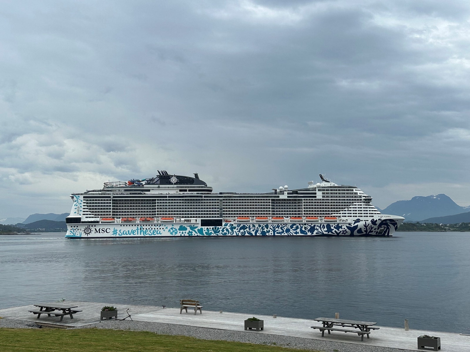 Fra leiligheten har man flott utsikt til Cruicetrafikken som passerer Slinningsodden til og fra byen Galleribilde