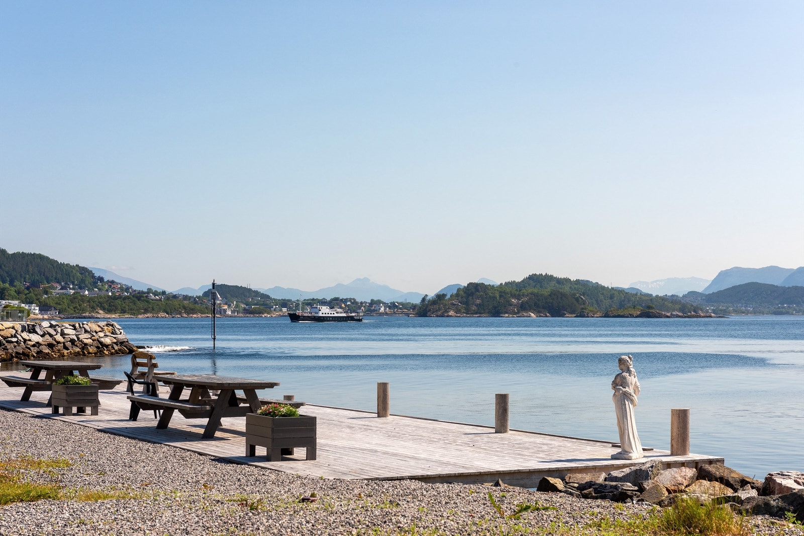 Nydelig utsiktsbilde fra badebrygga ved sjøen Galleribilde