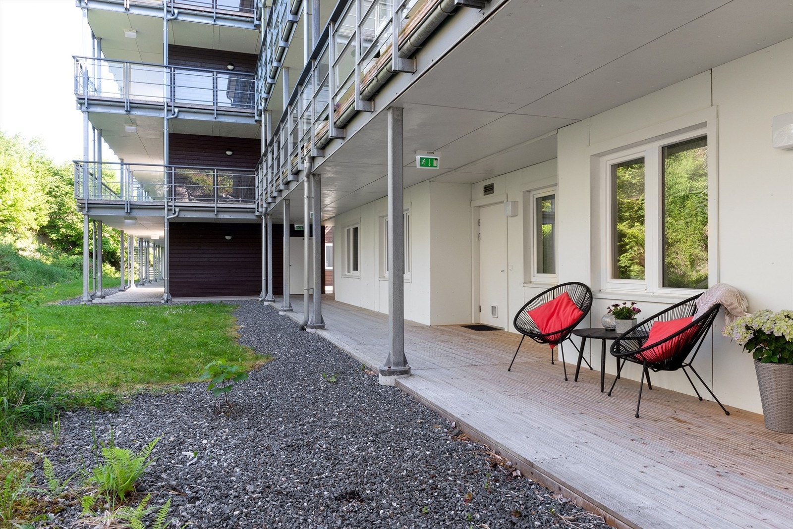 Inngangsparti og svalgang mot vest Galleribilde