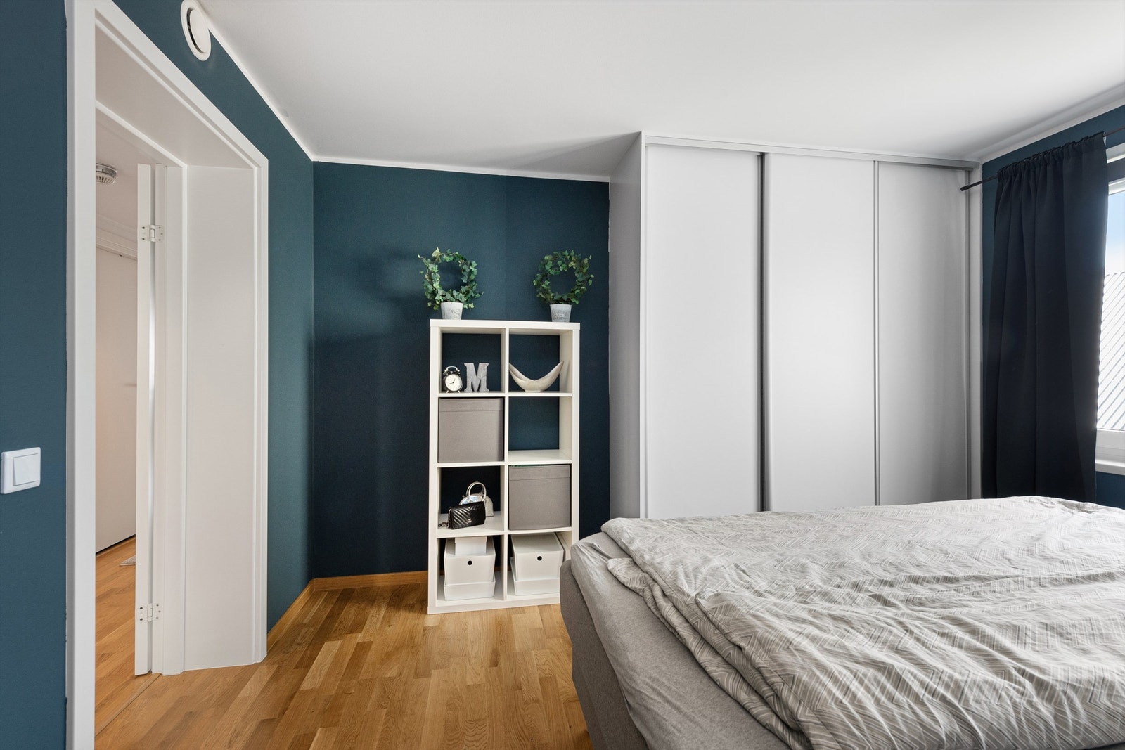 Hovedsoverom med skyvedørsgarderobe Galleribilde