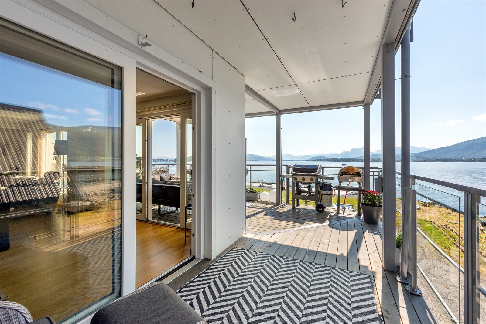 Overbygd terrasse mot sydøst - her fra utgang fra spisestuen Galleribilde