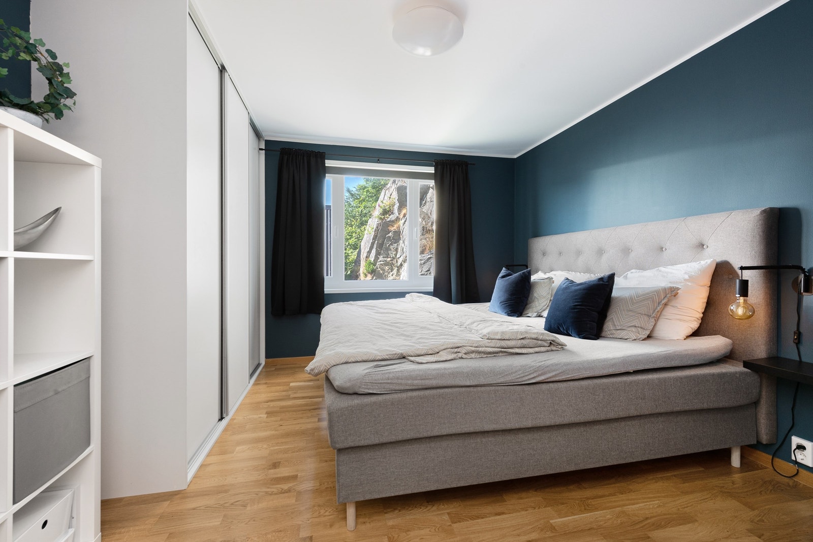 Hovedsoverom med skyvedørsgarderobe Galleribilde