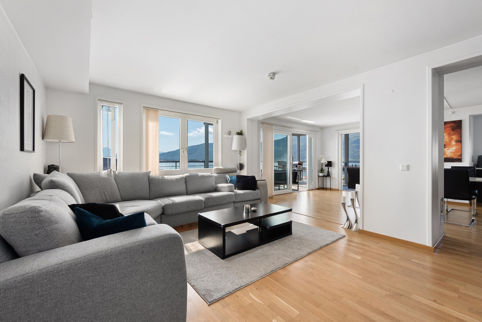 Stuen har lyse overflater og godt med naturlig lysinnslipp fra store vindusflater. Galleribilde