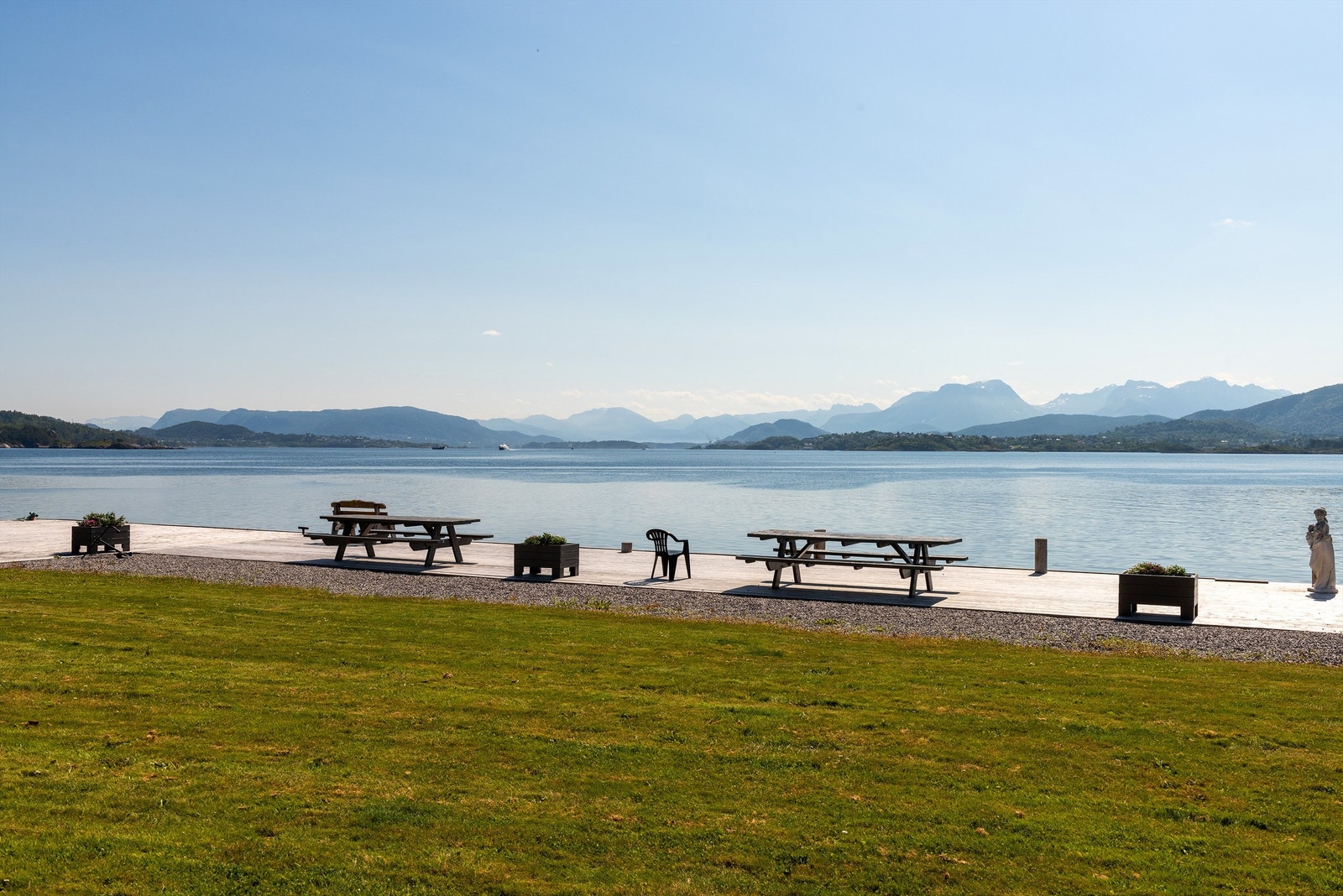 Fine utearealer, her med brygge og badestige ned i sjøen Galleribilde