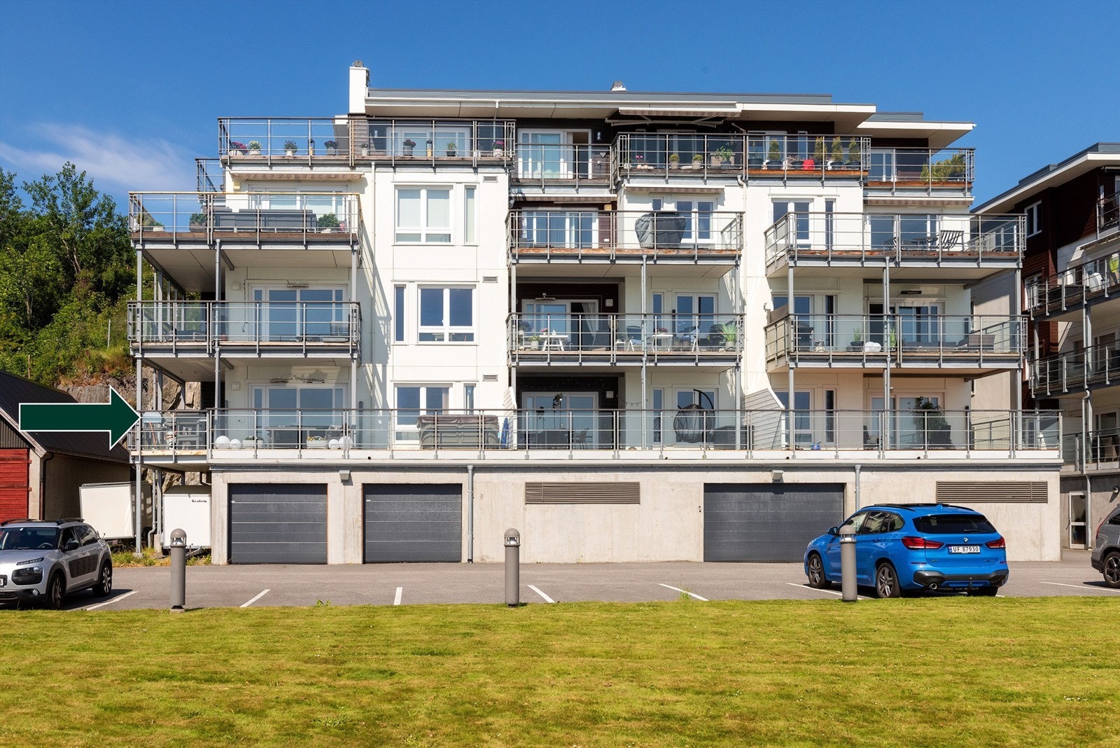 Fasade med parkering i kjeller Galleribilde