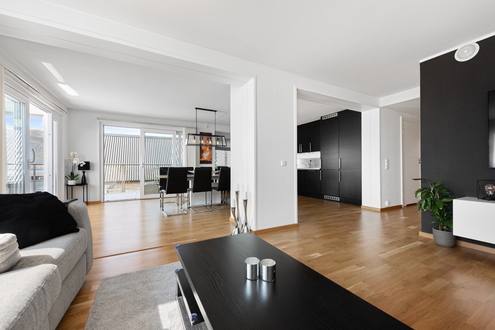 Det er åpen men skjermet løsning mellom stue, spisestue og kjøkken Galleribilde