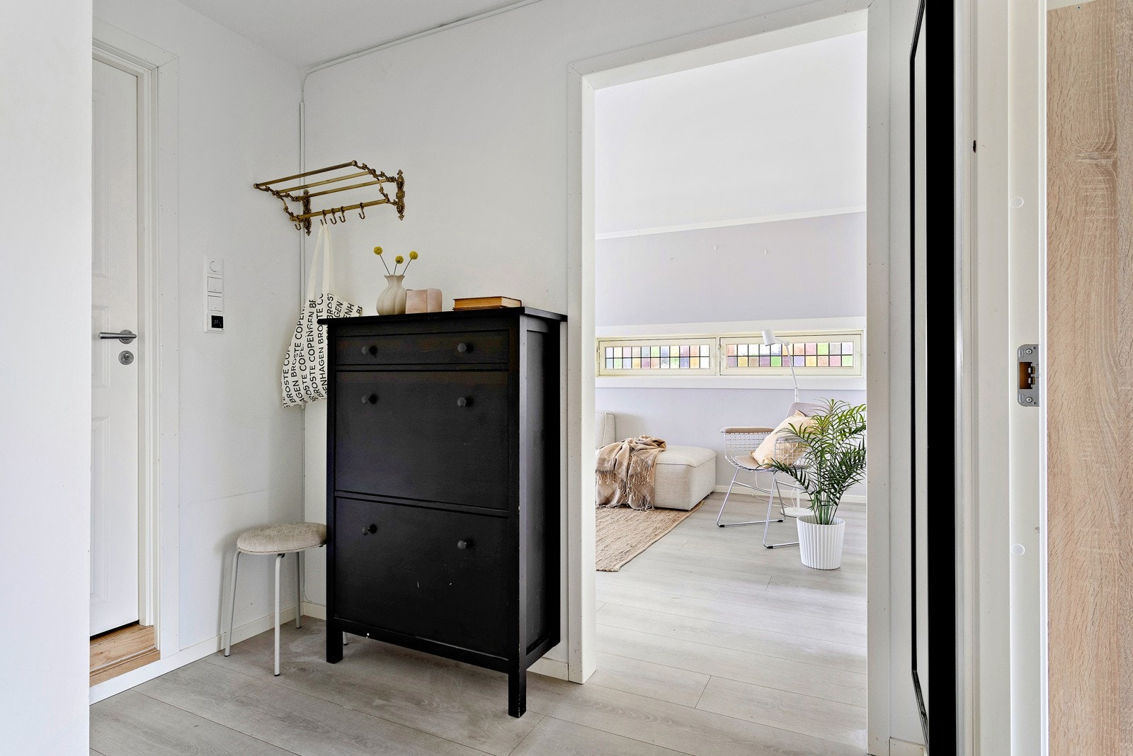 Her har du god plass til å sette fra deg sko og yttertøy Galleribilde