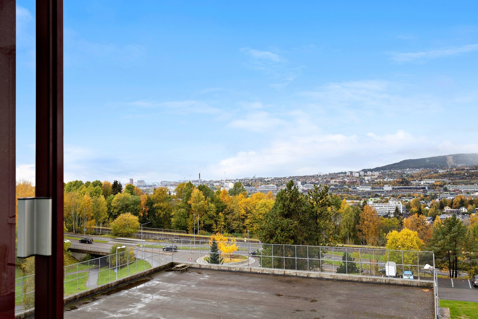Det er flott utsikt fra balkongen over store deler av Oslo Galleribilde
