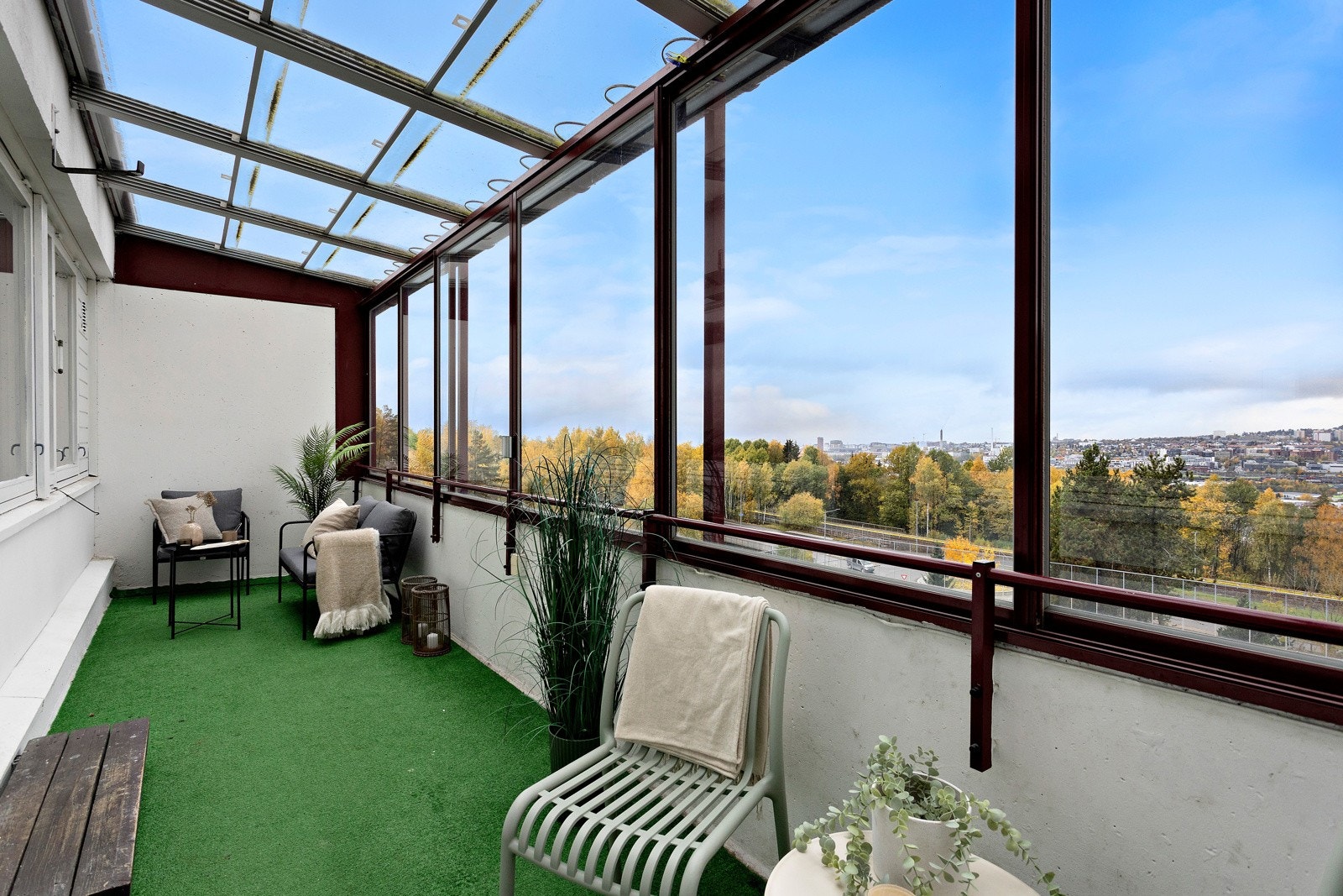 Balkongen er 13m2 og har god plass til utemøbler og grill. Her kan sommerdagene nytes! Galleribilde