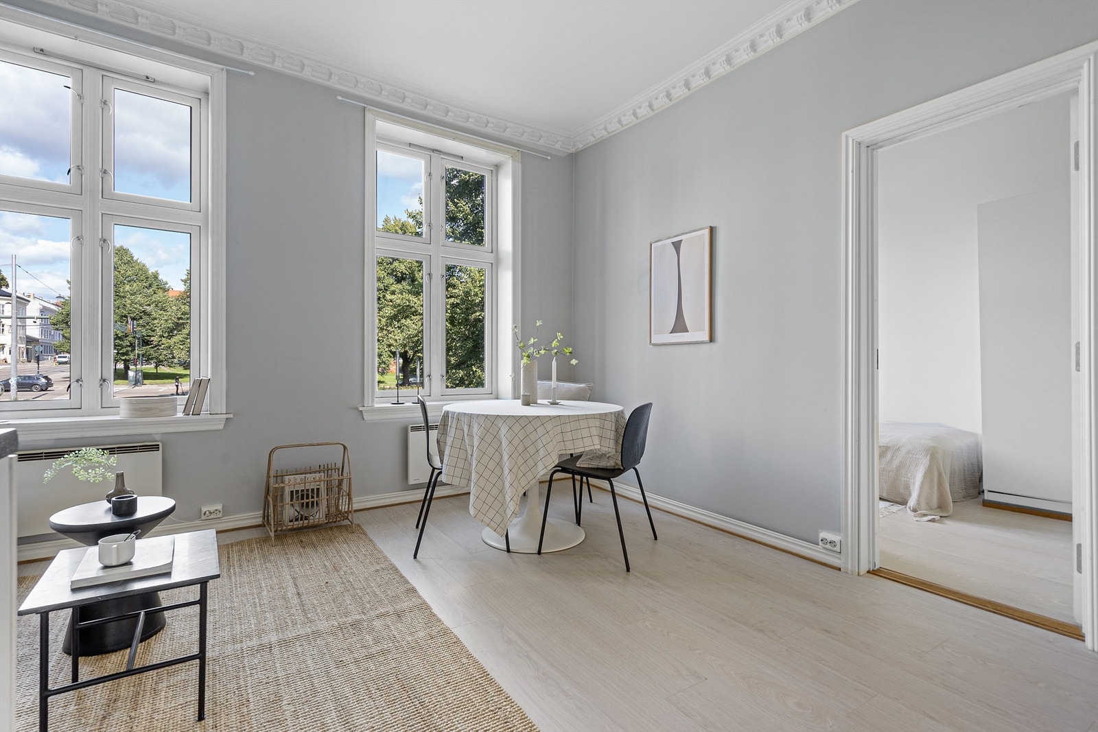 Stuen kan innredes med sofa, stue-/kjøkkenbord og mediemøbel. Galleribilde