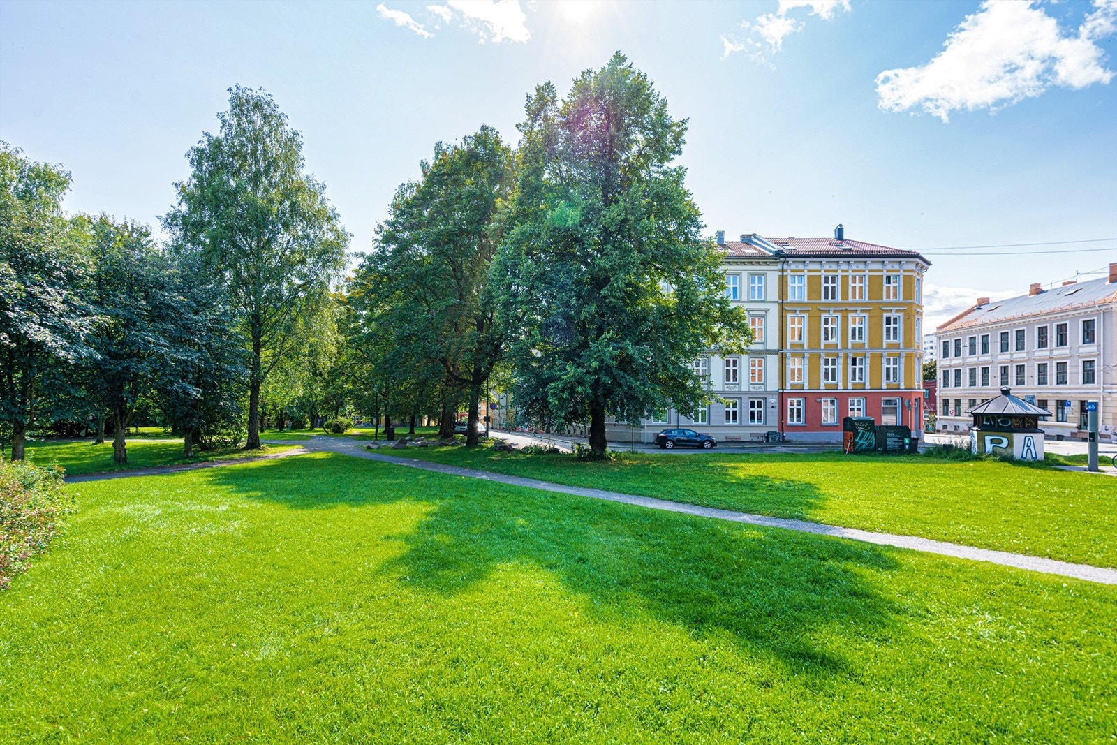 Fasaden vender ut mot Hallénparken. Galleribilde