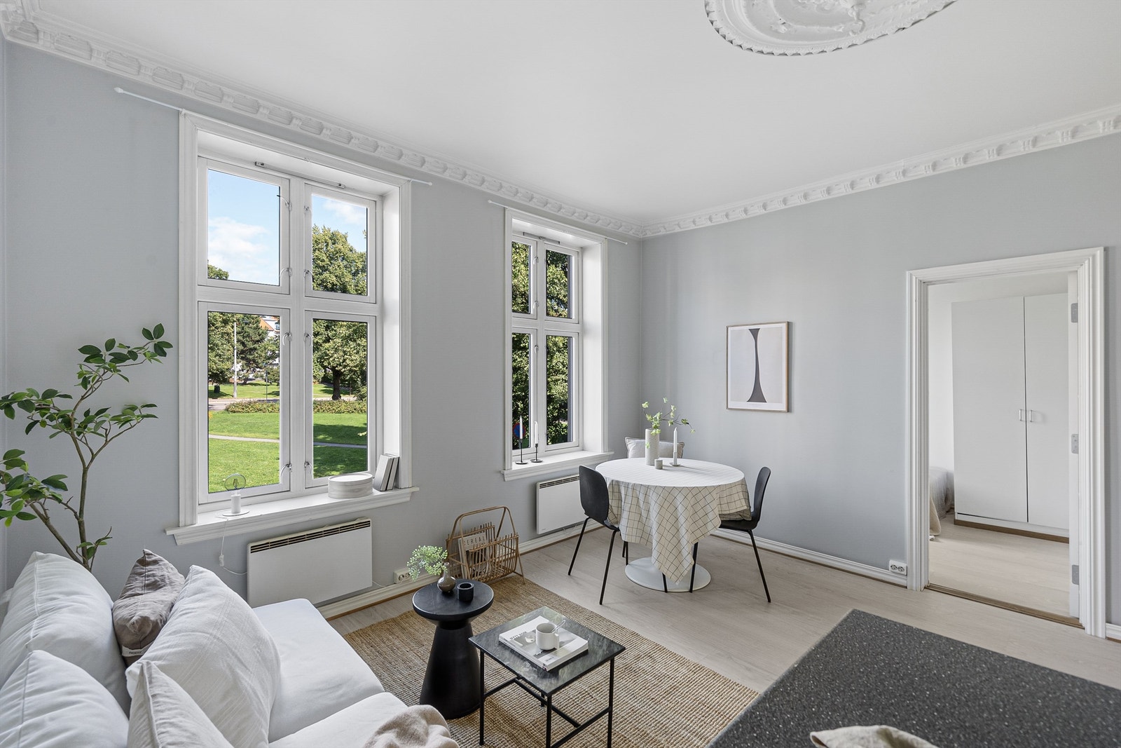 De store vindusflatene sammen med den gode takhøyden, gir godt med lysinnslipp til rommet. Galleribilde