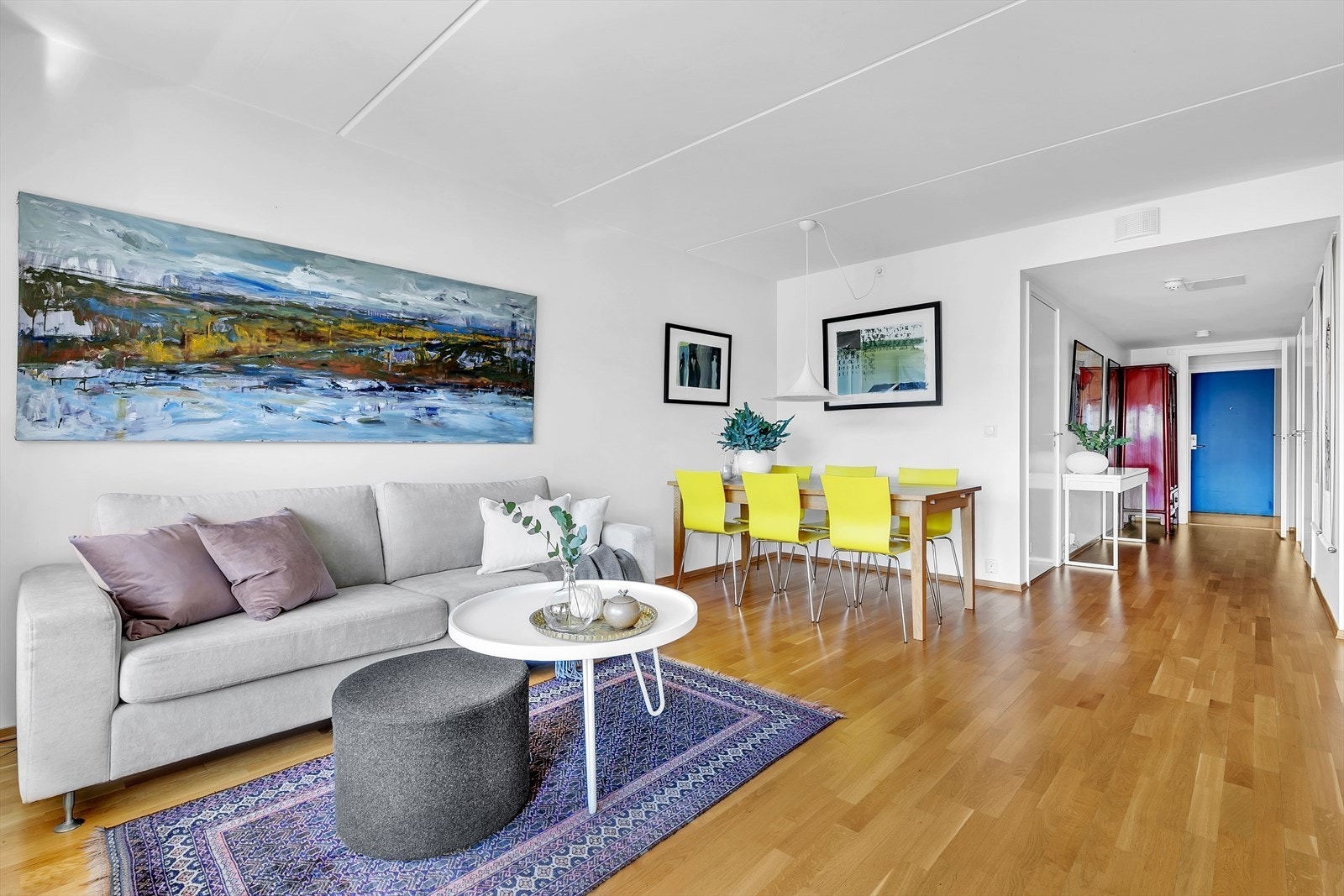 Romslig stue med plass til sittegruppe og spisegruppe Galleribilde