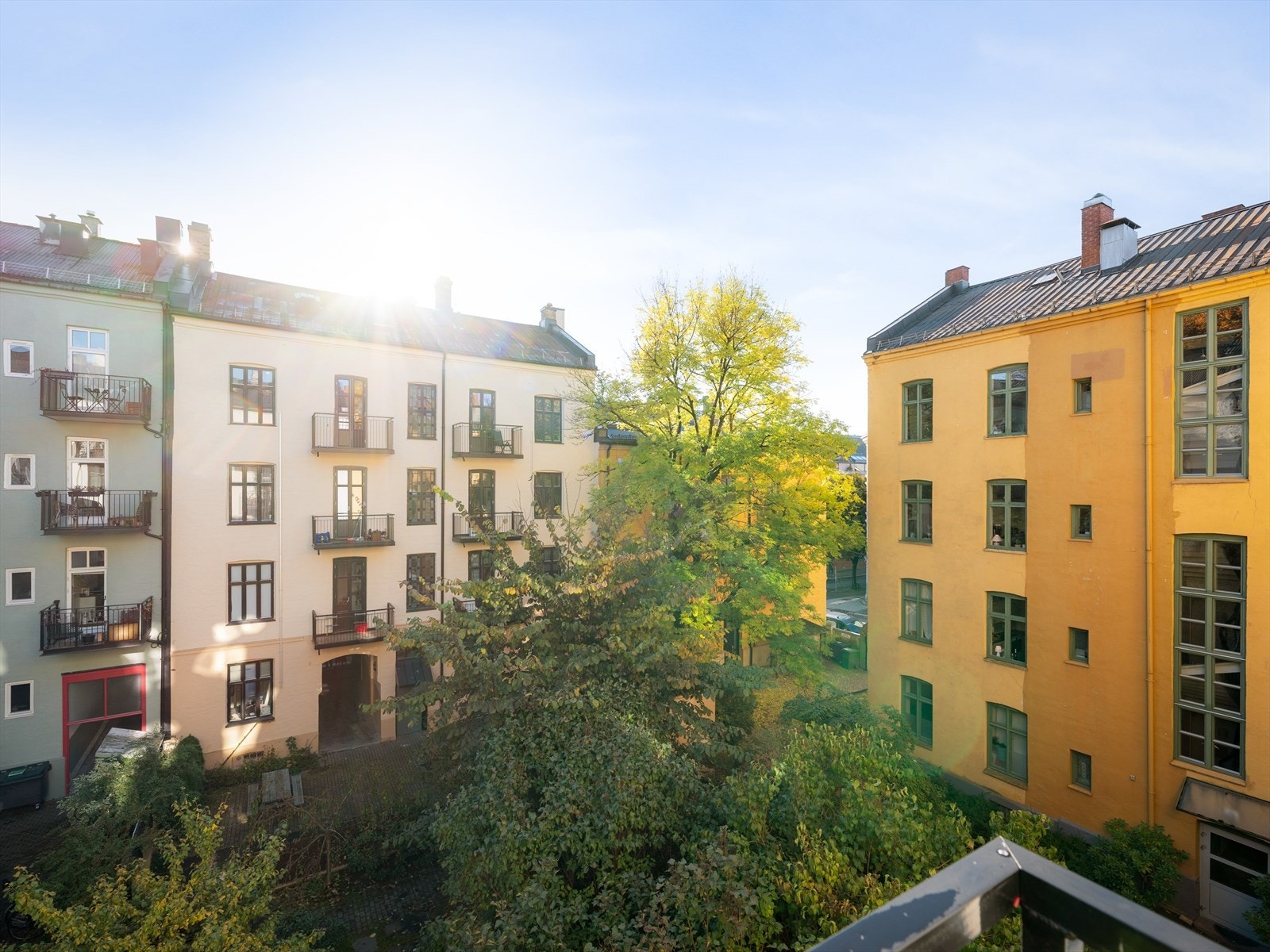 Bakgården er frodig med store trær som blomstrer fra vår til høst. De store vindusflatene og balkongdøren inviterer omgivelsene utenfor inn, og gir deg en unik og frodig opplevelse av de ulike årstidene. Galleribilde