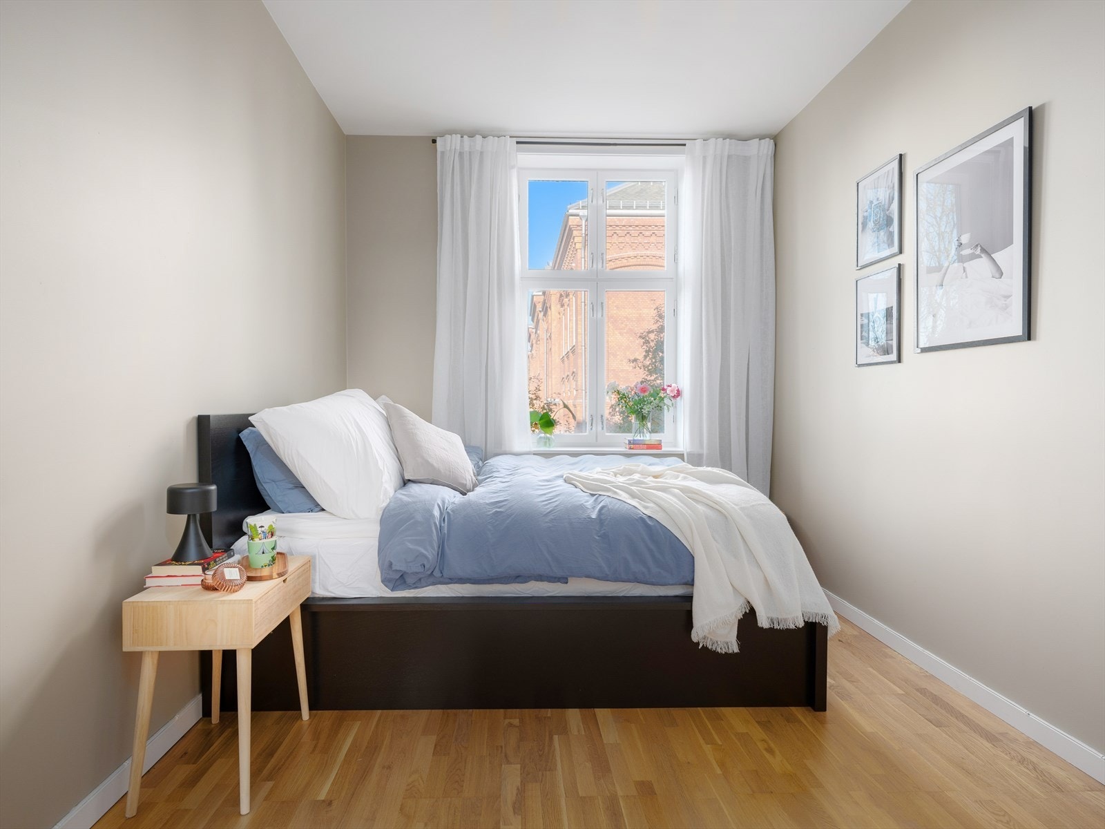 Hovedsoverommet er lyst og behagelig med plass til dobbeltseng, nattbord og garderobeløsning. Galleribilde