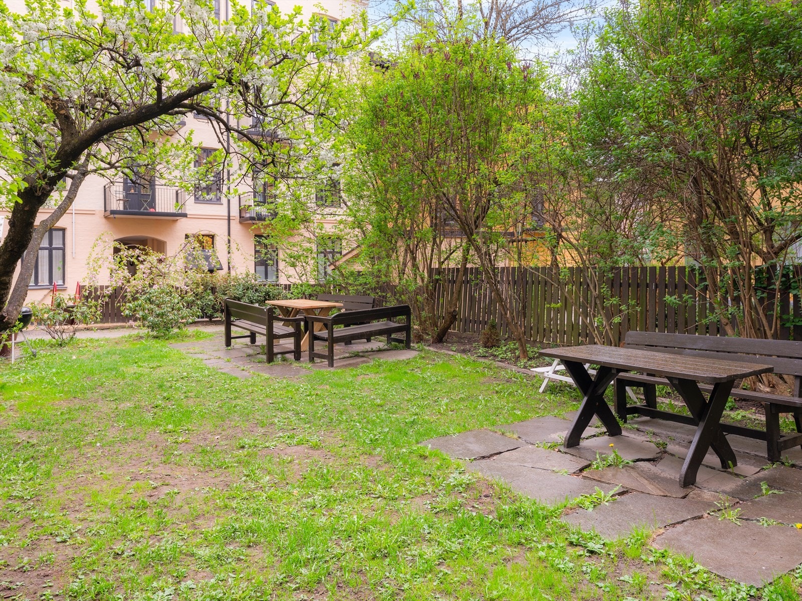 Noen få trinn unna har du tilgang til en herlig grønn oase av en bakgård. Et perfekt sted å nyte måltider utendørs med venner og familie på varme sommerdager. Galleribilde