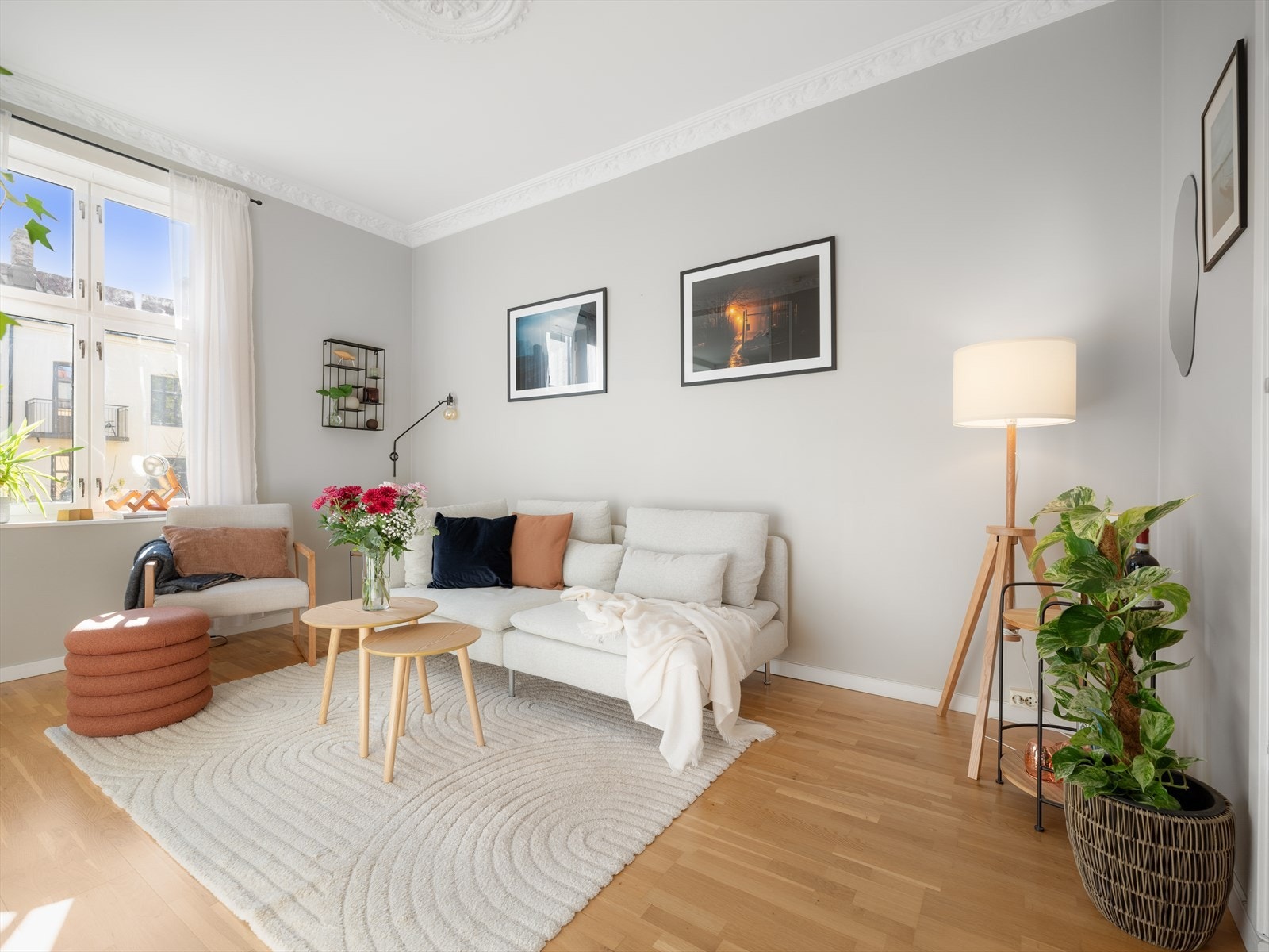 Her er forrige århundres vakre former som stukkatur og rosett pent kombinert med glatte vegger og moderne innredning. Galleribilde