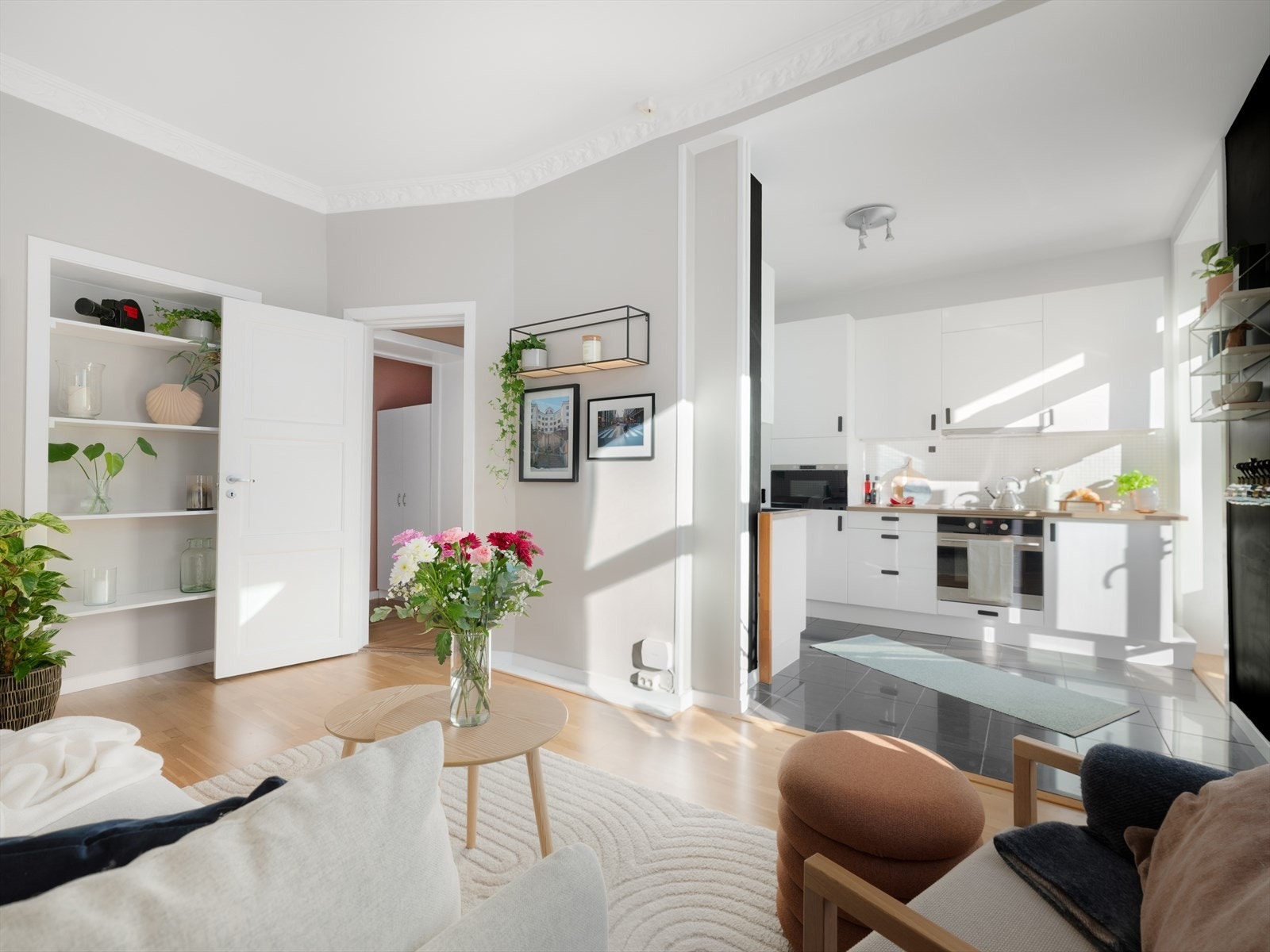 Leiligheten er gjennomgående med god takhøyde og store vinduer som sørger for mye naturlig lys og en herlig atmosfære. Galleribilde