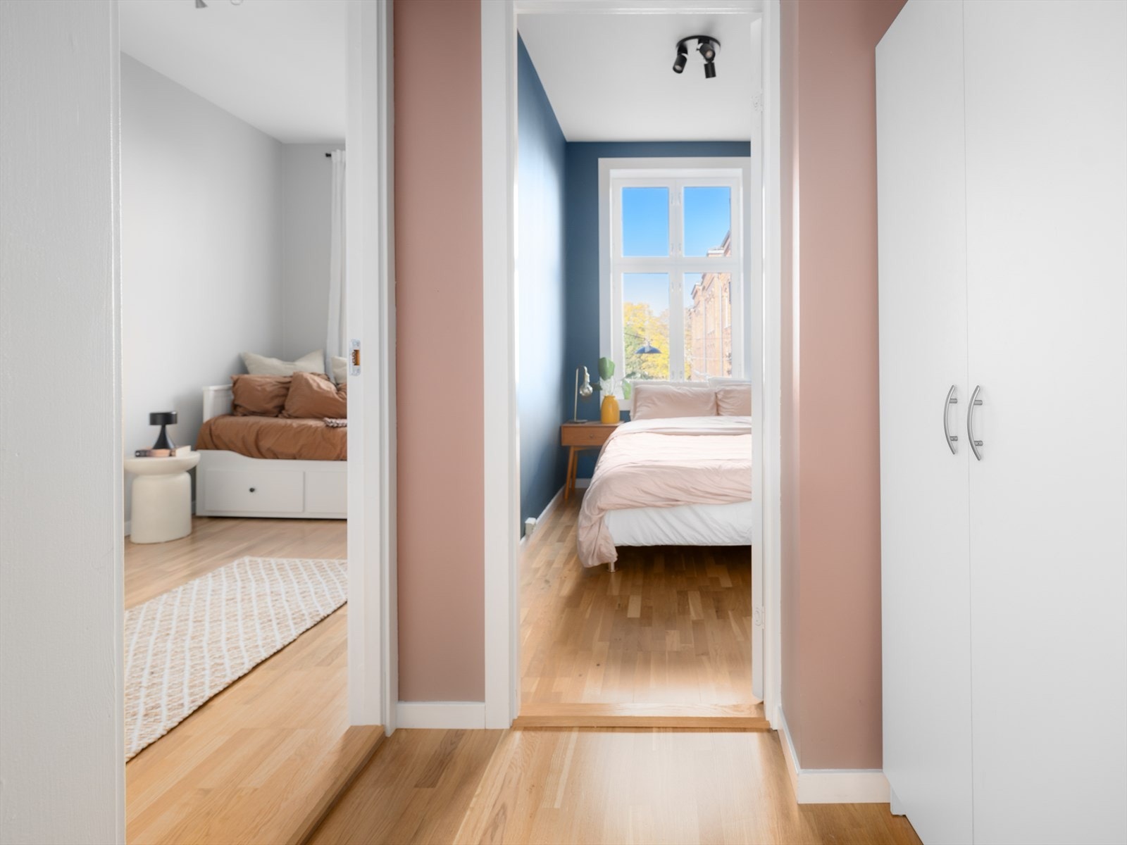 Mellomgang med garderobeskap som er svært praktisk og perfekt til oppbevaring. Det er pipeløp i mellomgangen som gir mulighet for etablering av peisovn. Galleribilde