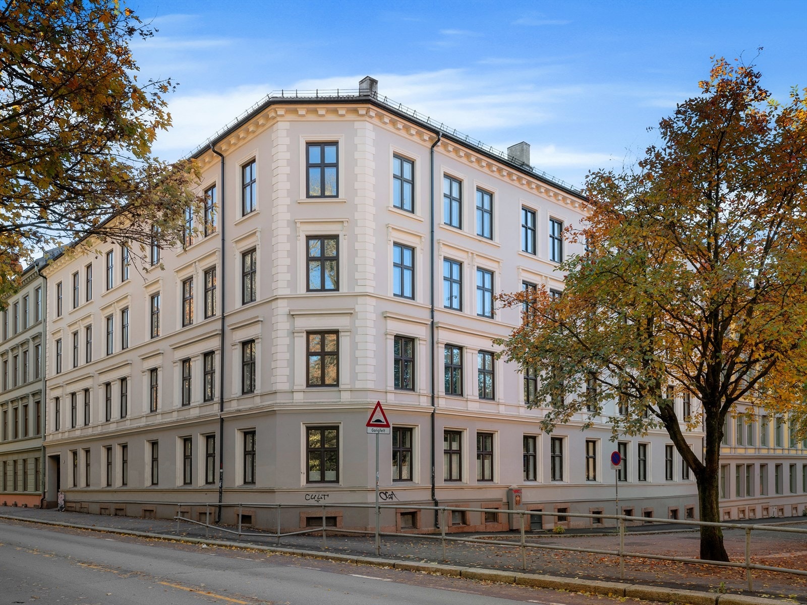 Leiligheten ligger meget fint til ved Botanisk Hage - Området er sentralt, samtidig som at det oppleves akkurat langt nok unna kjernen til at det er et rolig område. Galleribilde