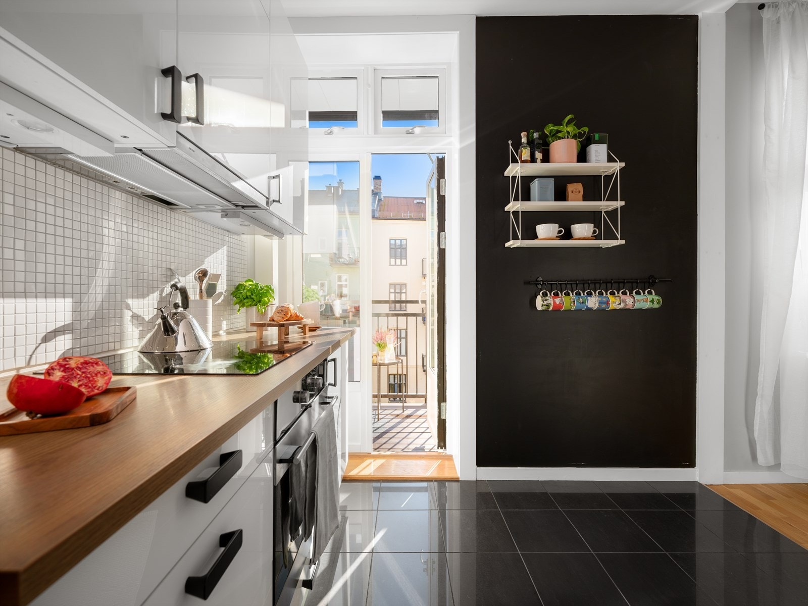 Det er plass til et hyggelig spisebord mellom stue og kjøkken om ønskelig. Fra kjøkkenet kommer du videre ut til en solrik balkong. Galleribilde