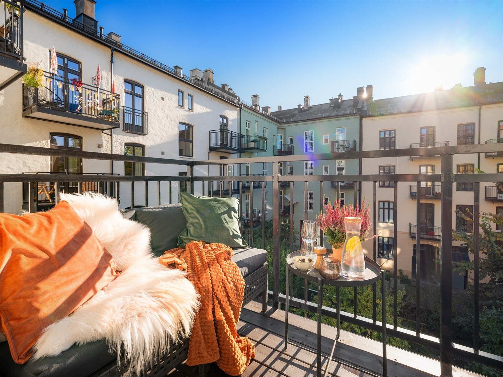 Her kan morgenkaffen nytes mens bakgården våkner til liv, eller kanskje et glass vin på ettermiddagen? Galleribilde