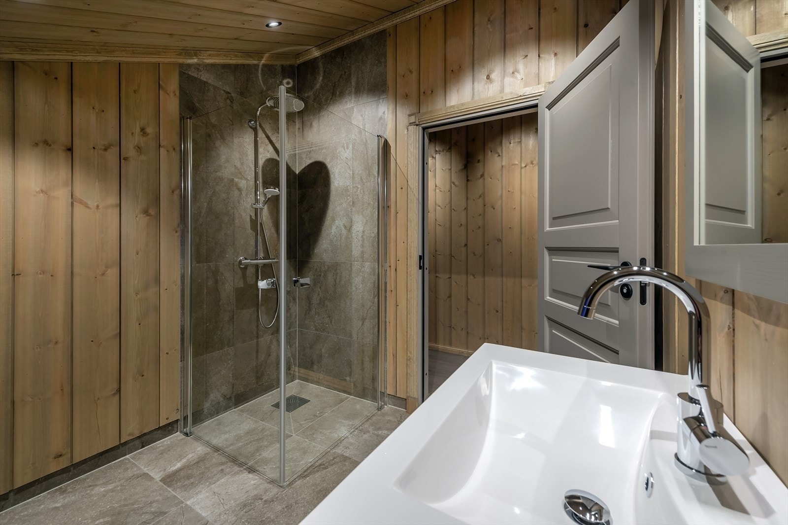 Bad 2 (2. etasje) Galleribilde