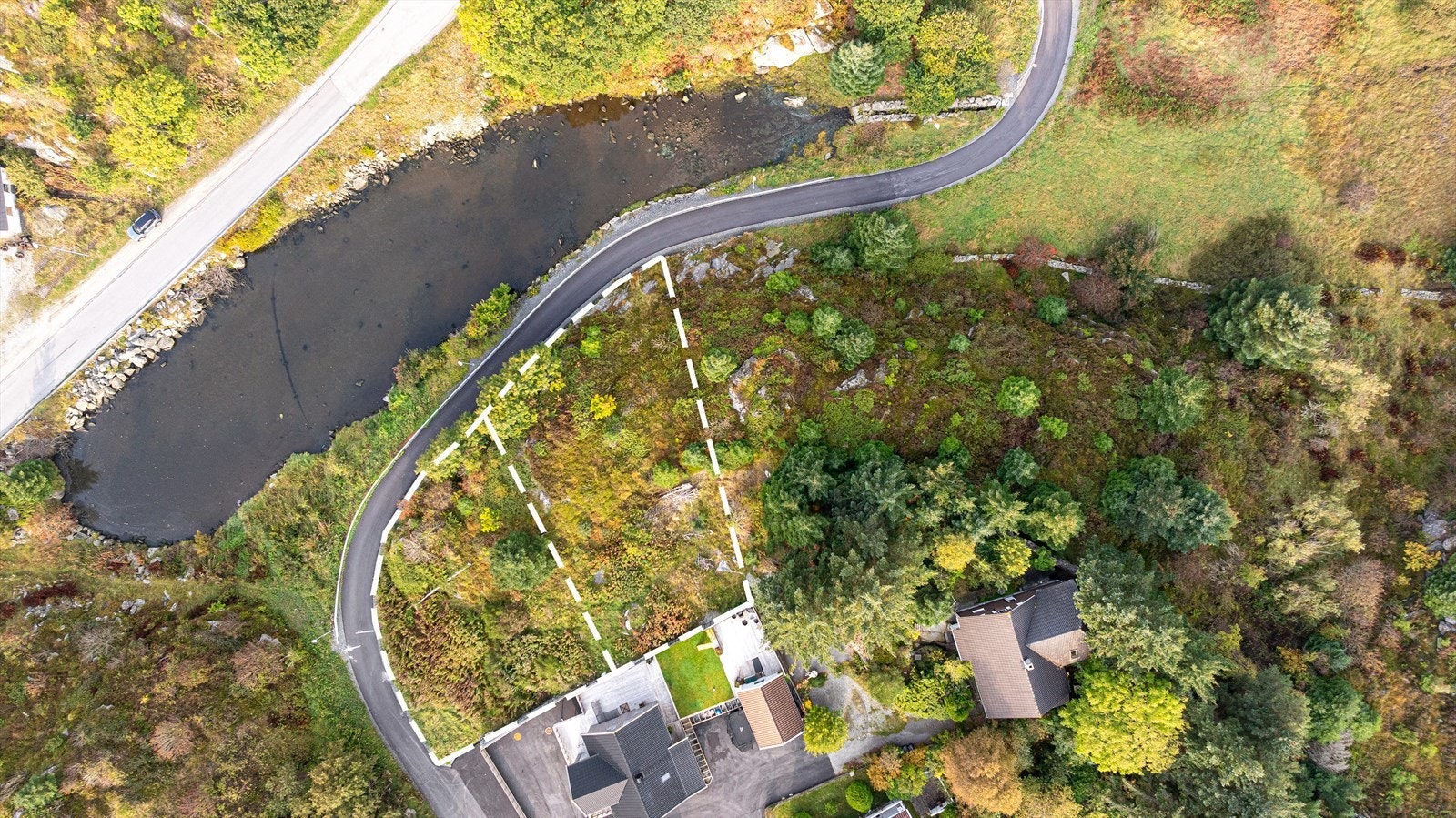 Her har man muligheten til å skaffe seg to boligtomter i solrike og barnevennlige omgivelser - tomtene selges samlet og har et totalt areal på 1244 kvm Galleribilde