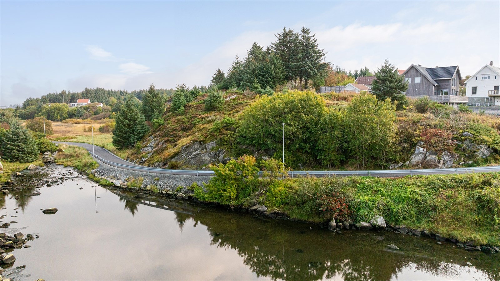 Tomtene er beliggende langs kommunal vei Galleribilde