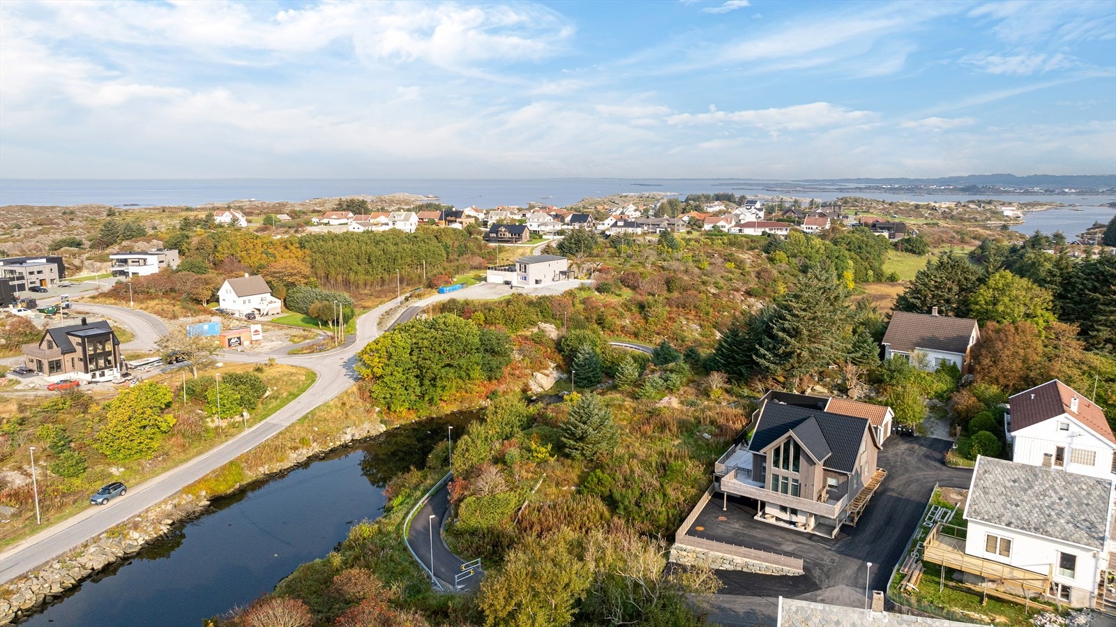Fra tomtene er det gangavstand til bl.a barnehage, barneskole, flotte turområder og kjøpesenter Galleribilde