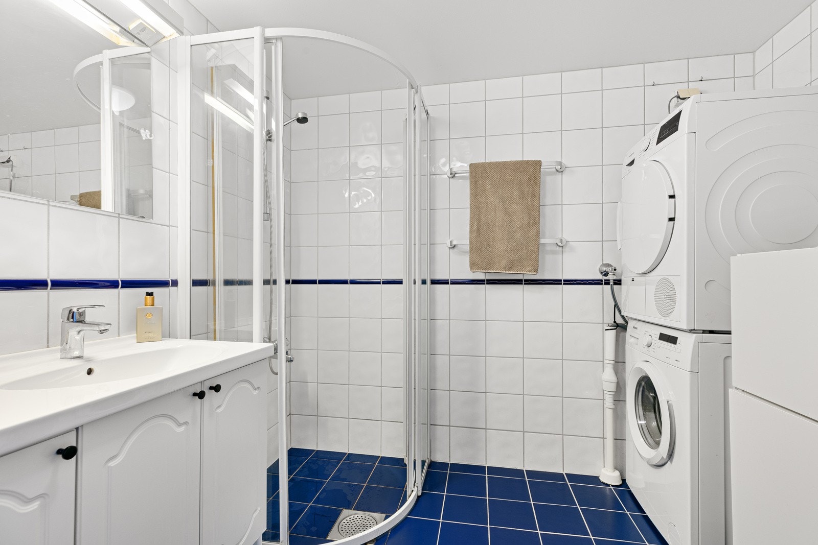 Våtrommet har opplegg for vaskemaskin og tilkobling for tørketrommel Galleribilde