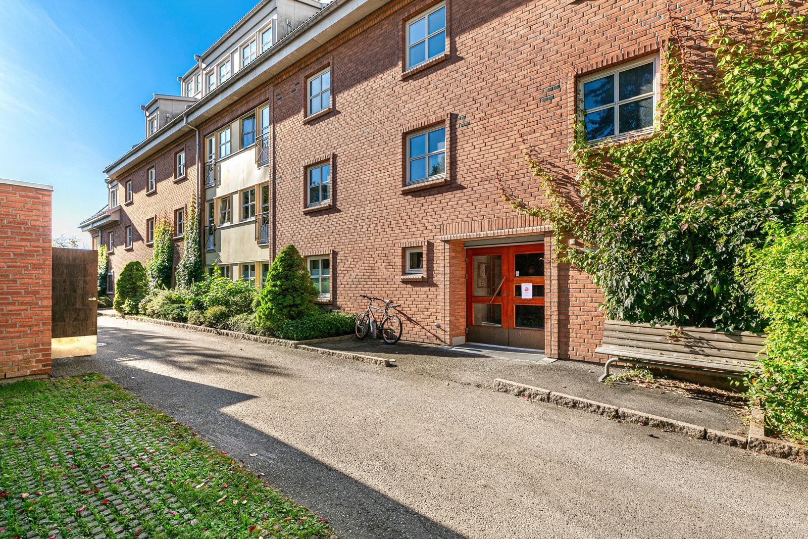 Kjørbokollen 22 ligger skjermet til øverst i bomiljøet hevet over handlegatene i Sandvika. Galleribilde