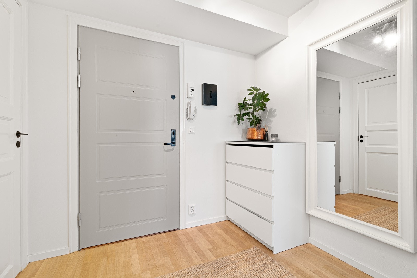 Entréen har inngang til en bod/garderobe med god lagringskapasitet Galleribilde