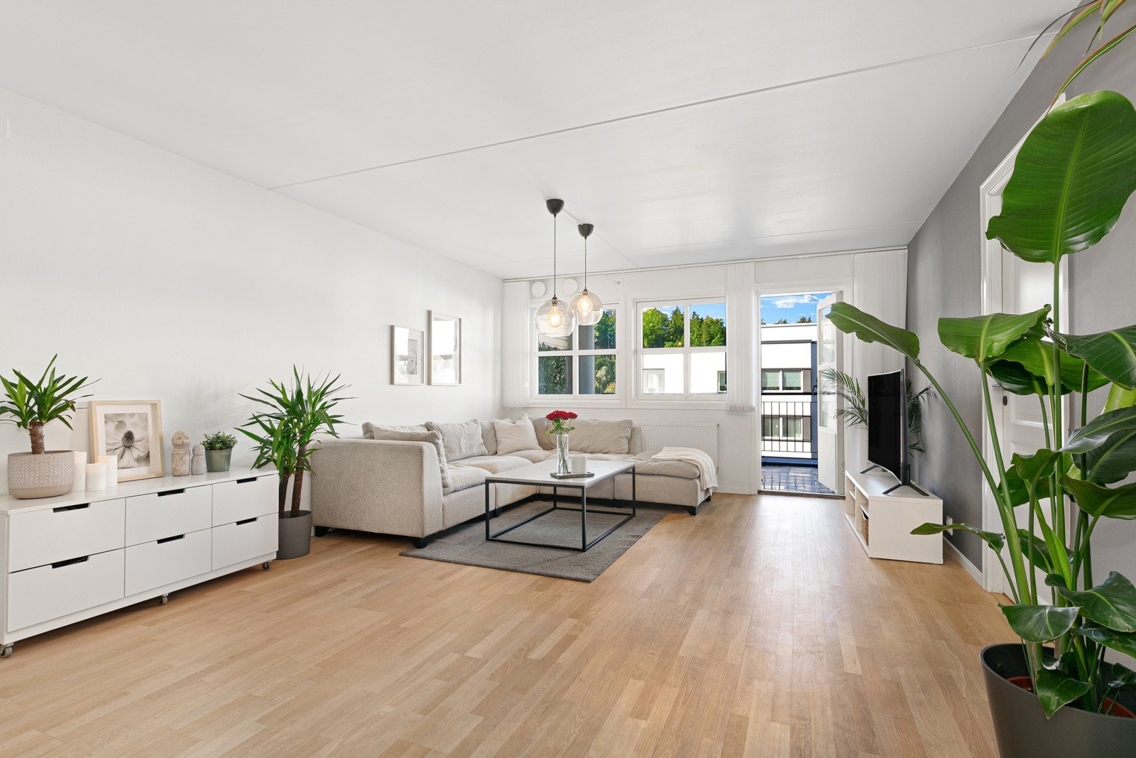 Fra stue er det utgang til en delvis overbygget balkong Galleribilde