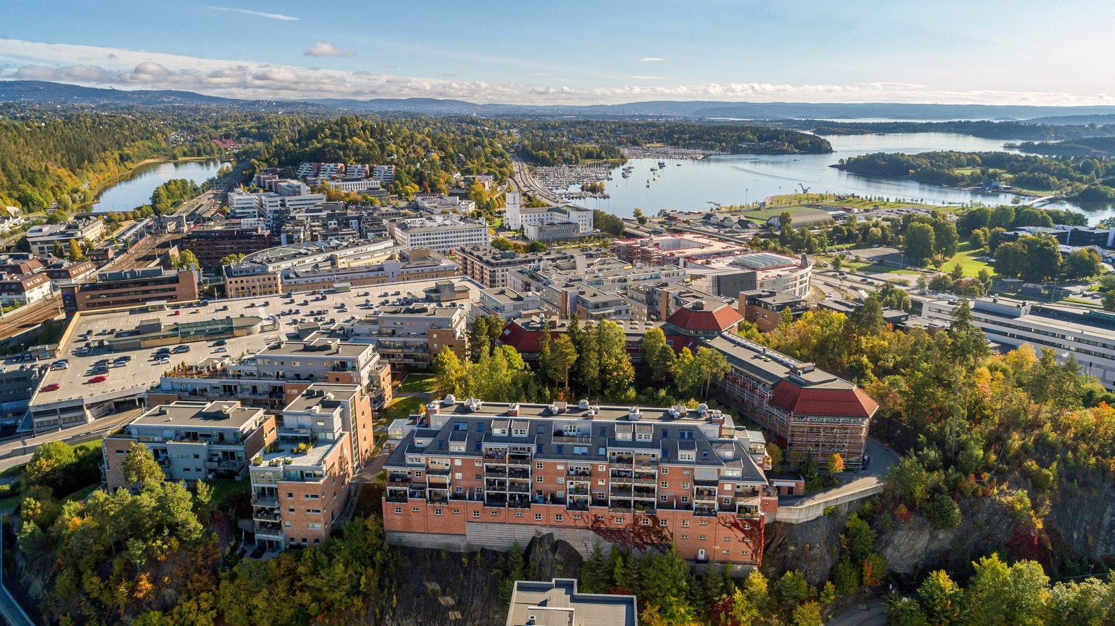 Det skjermede bomiljøet har gangavstand til handel, kulturliv, tog/buss, og strandpromenade ut til kyststier ved fjorden Galleribilde