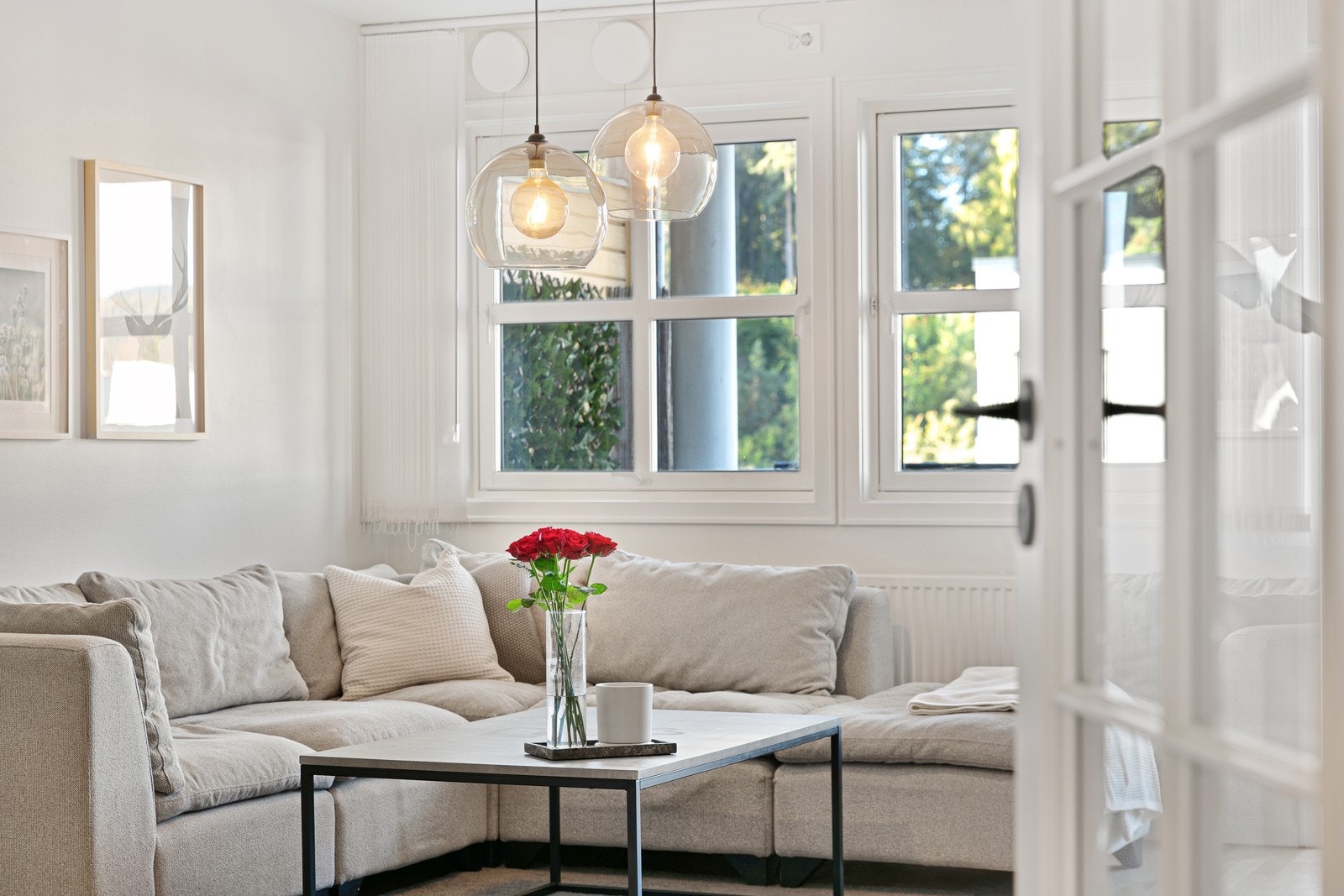 Leiligheten ligger i høy 1. etasje og har stue/kjøkken i åpen løsning Galleribilde